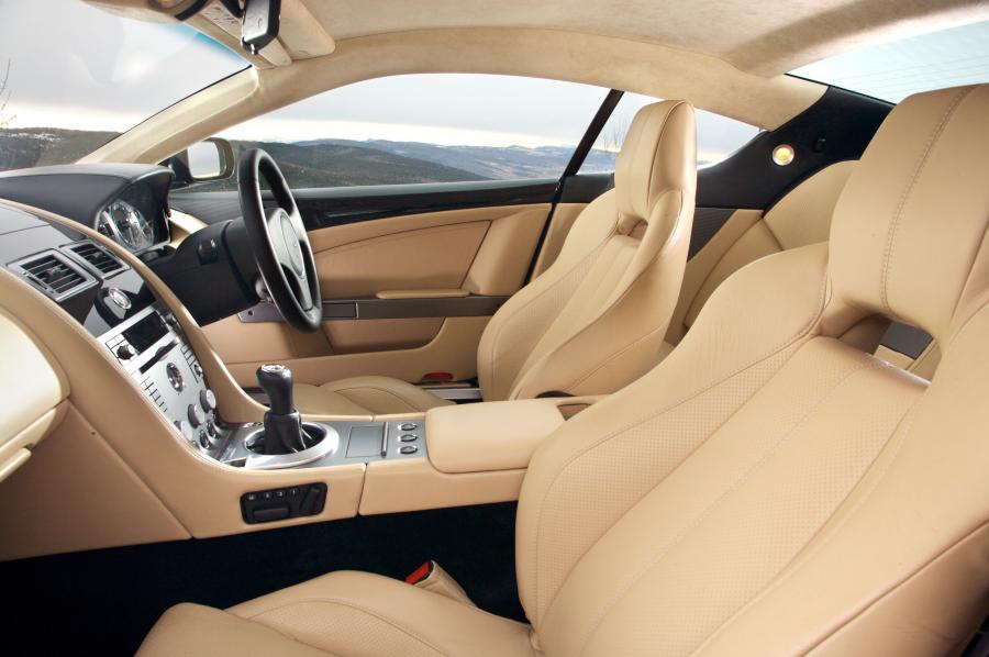 Интерьер Aston Martin DB9 Sports Pack 2006 года  (UK) (фото 14 из 31)